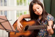 Ni&ntilde;a guitarra