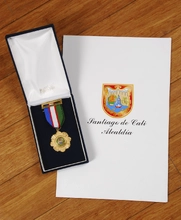 Medalla y resoluci&oacute;n de la Alcald&iacute;a de Cali 