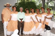 Dr Pinz&oacute;n y bailarinas 
